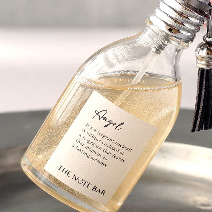 ボトルの中を舞うラメ