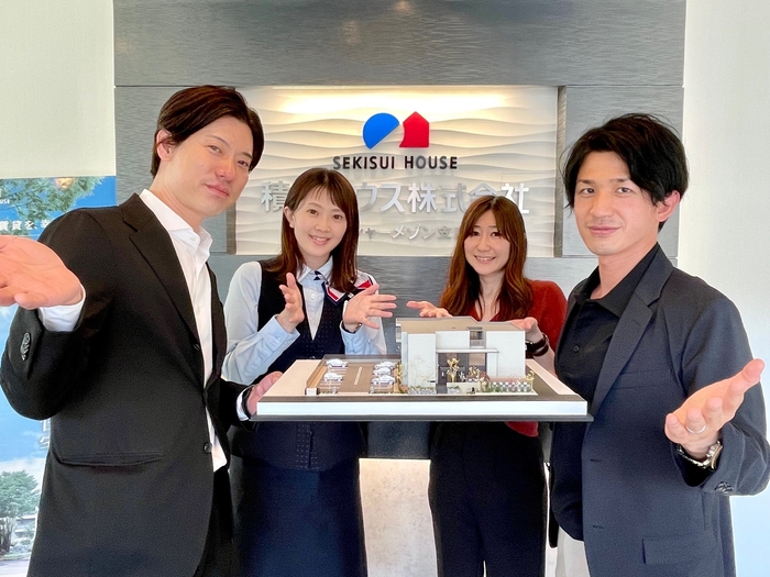 今回のプロジェクトメンバー、左から三河シャーメゾン支店 営業担当石川政範、  インテリアコーディネーター 渡部真依子、エクステリアデザイン担当 長谷川妙子  設計担当 伊藤祐輔