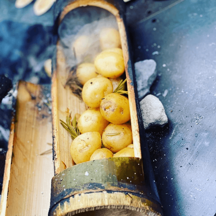 伐採した竹で調理したジャガイモ