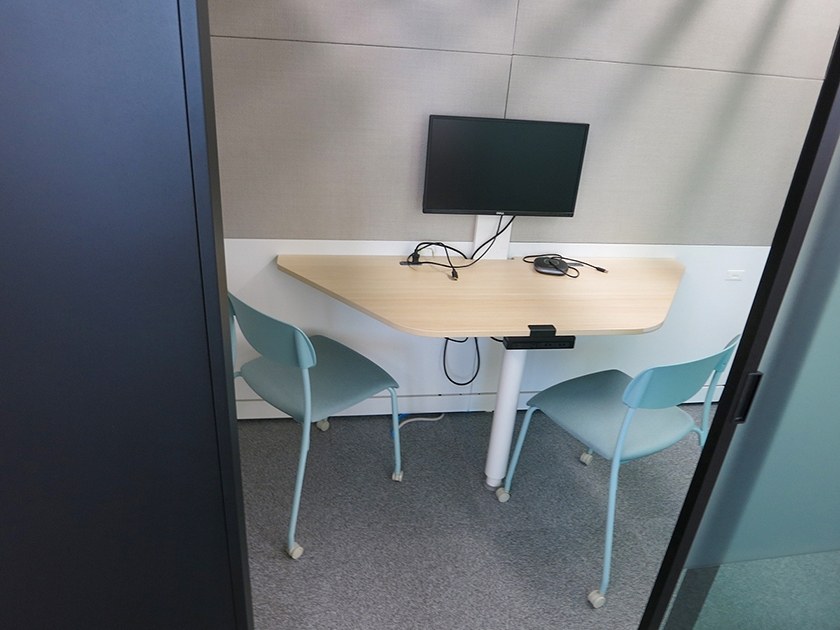 対面向けの会議室に加え、少人数での打ち合わせやオンライン会議に最適な会議室を設置