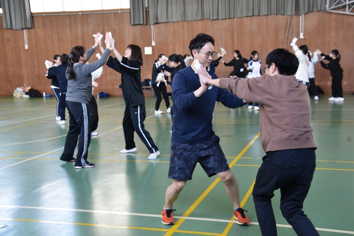 2人行うティッシュペーパーを使った運動