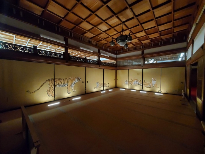 虎の間（夜間）