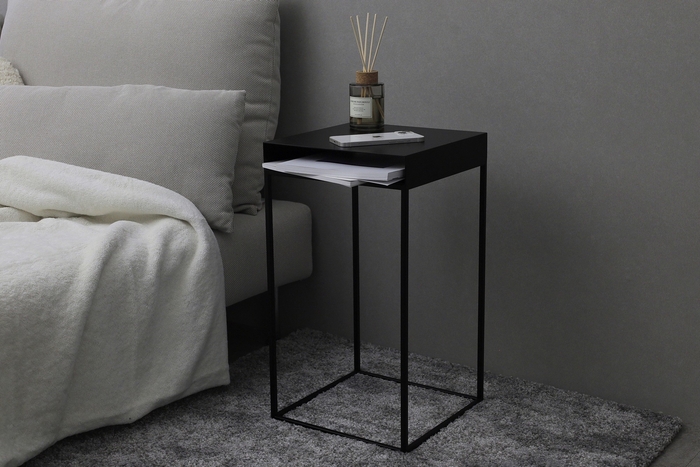 ベッドサイドやソファサイドを、より便利に整えます。