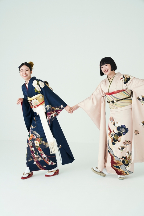 左:振袖「八重桜秘めて」/右:振袖「春告草」