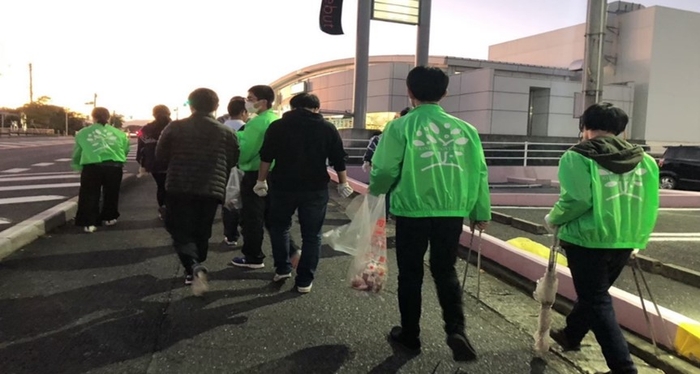 環境ボランティアサークルによる清掃活動の様子