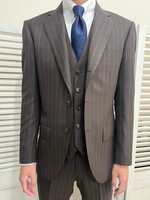 ブラウンのストライプスーツ