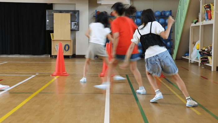 反復横跳びの計測を行う子どもたち