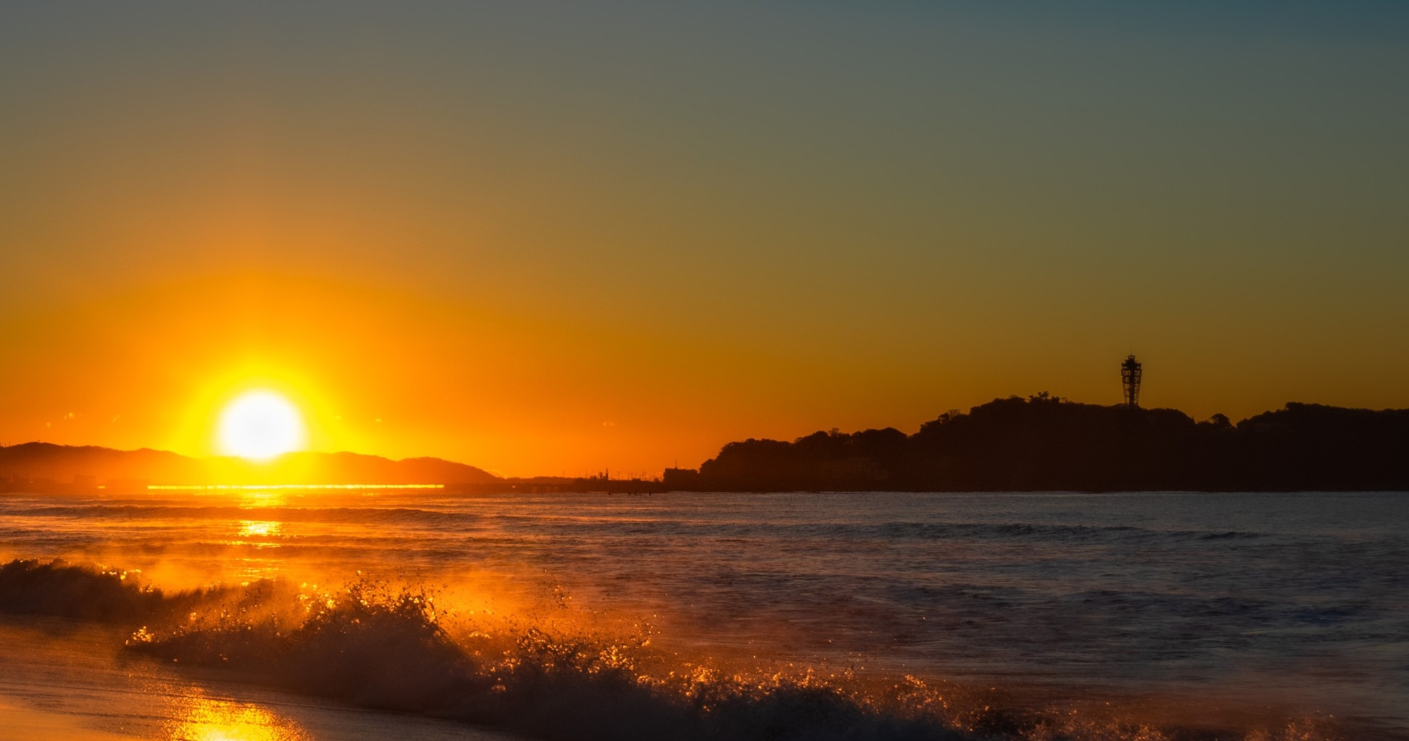 江ノ島と初日の出のイメージ