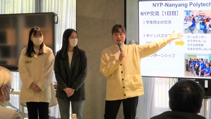 シンガポール研修報告会(対象:学生、教職員)でプレゼンする高見さん