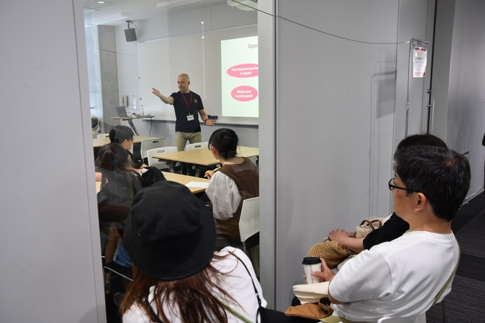 外国語学部の外国人教員による少人数授業。保護者が廊下から見学