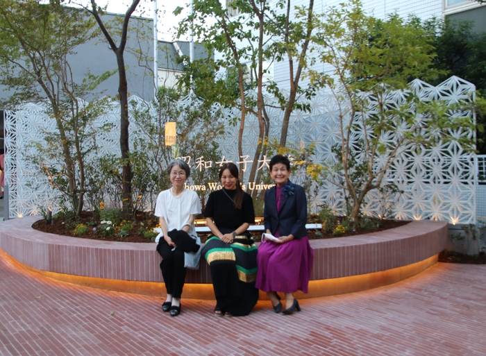 右から、坂東理事長・総長、永山氏、小原奈津子学長