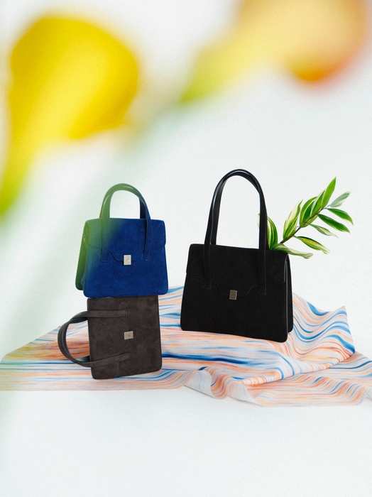 バッグ“Miyuki” (小)52,800円(tax in)、(大)60,500円(tax in)