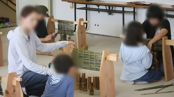 こちらの道具でフレームを編んでいきます（過去開催の様子）