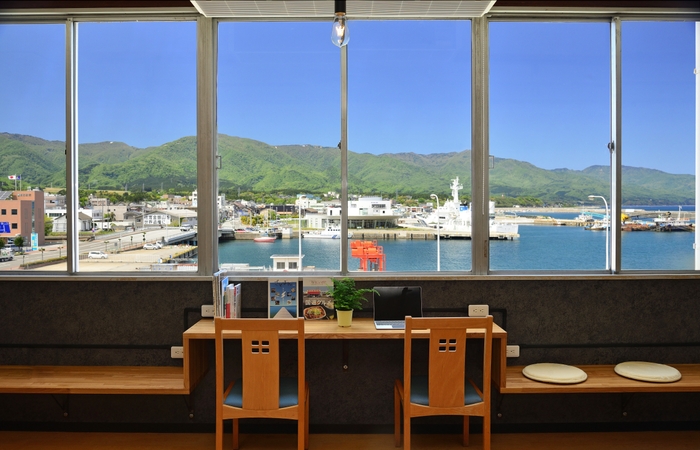 『ソーシャルデザインラボ@佐渡』のある「SADO PORT LOUNGE」