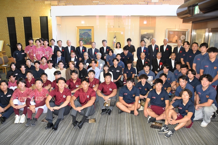 学生たちも交えて記念撮影