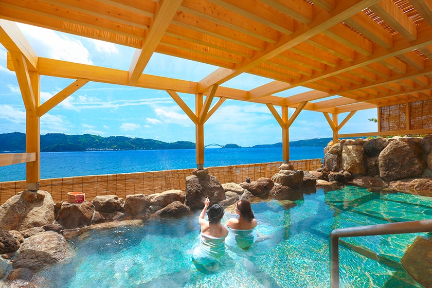 「大江戸温泉物語 南紀串本(和歌山県)」の露天風呂。開放的な雰囲気を楽しみながら気兼ねないご滞在を。