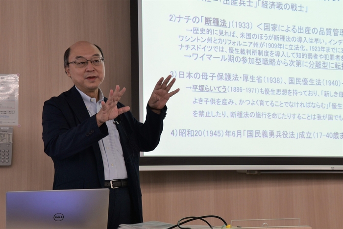 登壇した防衛大学校の河野教授