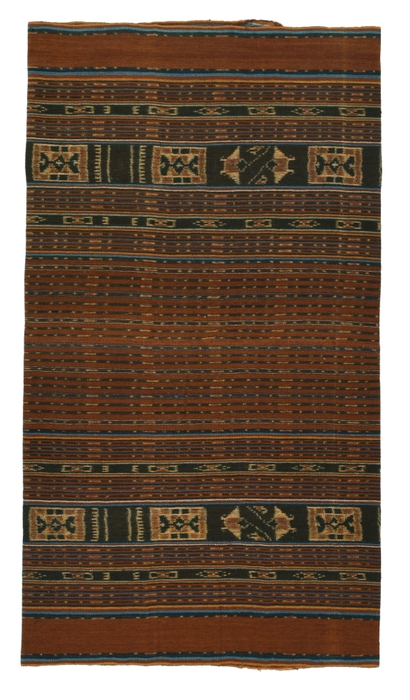 Photo.01 腰衣(婚資)レンバタ島ラマレラ村 1,330×740mm　木綿／絣／藍・茜　1980年頃 ＊マンタの文様が入っている