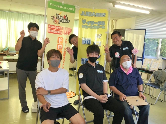 優勝者が出場したサイワークス木更津会場 前列中央が優勝者セナさん