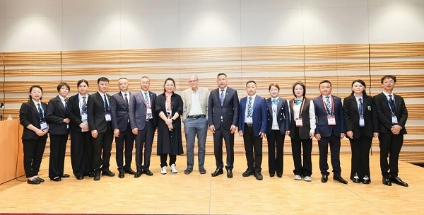 ノーベル賞受賞者トーマス・スードフ氏との記念撮影(2)