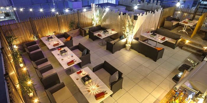 ソファ席完備の開放的な空間