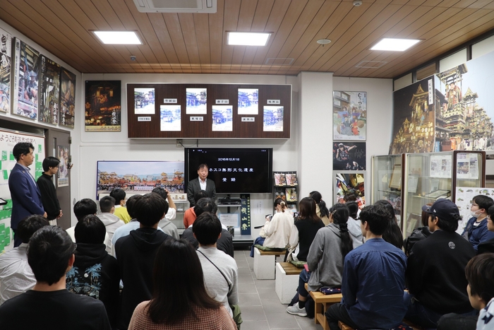 曳山会館で説明を受ける
