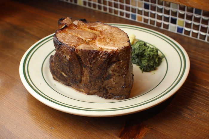 マッターホルン（ポークステーキ 700g）3,427円（税込） 2〜3人でシェアするのも楽しいサイズ。