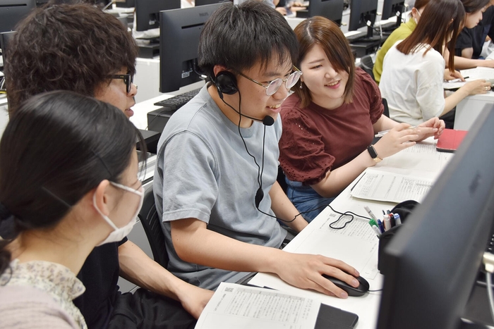 徐々にAI患者との模擬対話に慣れていく学生たち