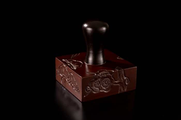 にぎりのある鎌倉彫の印章