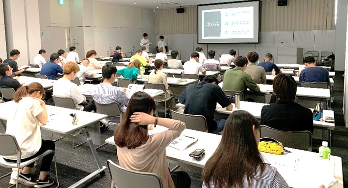 八尾市職員も参加した政策提案発表の様子