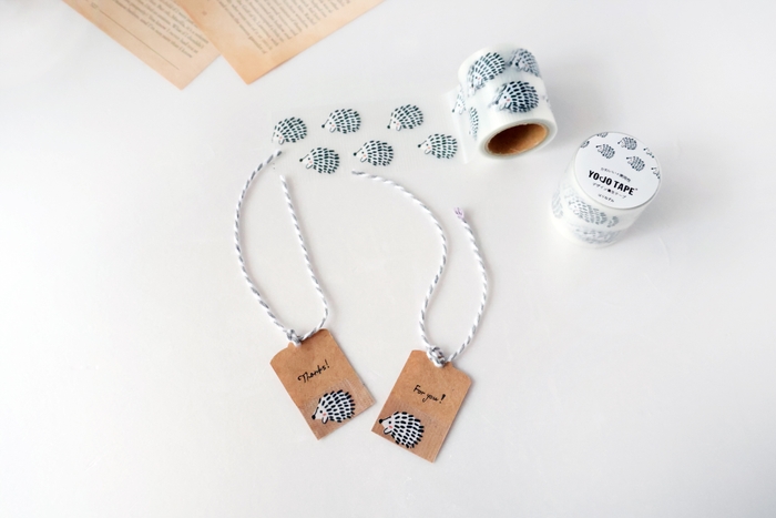 クリアなテープの「はりねずみ」。貼る場所の色でイメージが変わるのが楽しい。