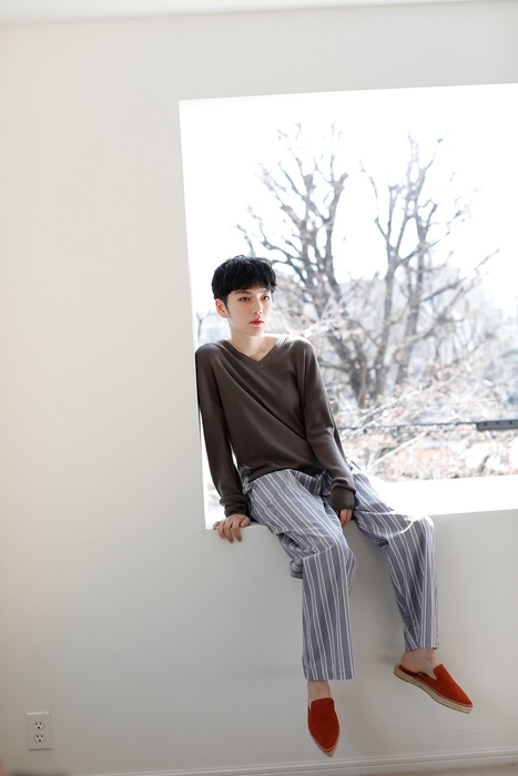 洗える天然素材絹100%で編み上げたVネックニット¥39,600*9月発売、パンツ¥25,300、スリッパ¥17,600(全て税込)