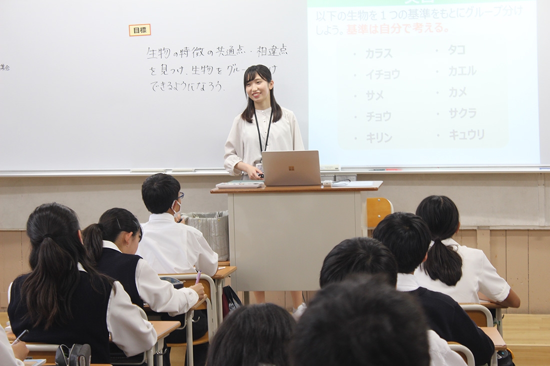 授業で生徒たちに問いかける石井さん(三田学園中学・高校で)