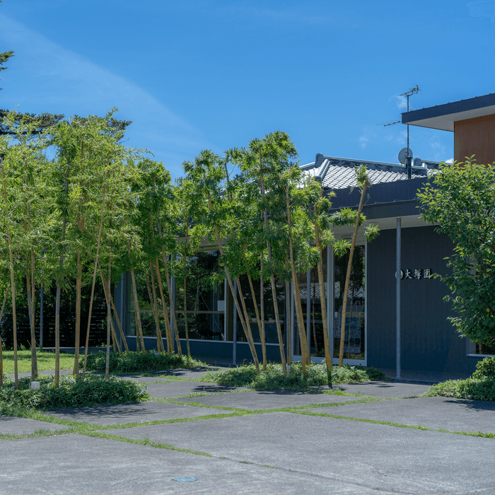 緑と調和する直営店の外観