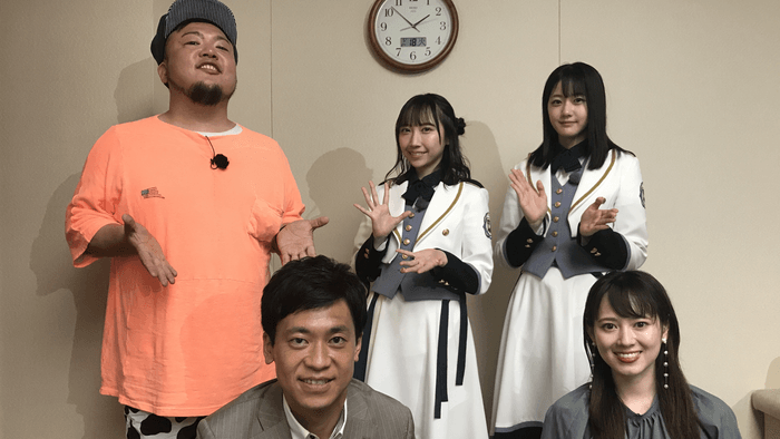 [奥左から：HIPPY、STU48薮下楓・瀧野由美子]　[手前左から：HOMEアナウンサー榮真樹・八木美佐子]