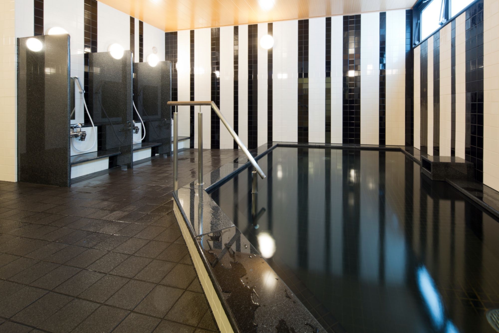 炭酸カルシウム人工温泉大浴場(本館)