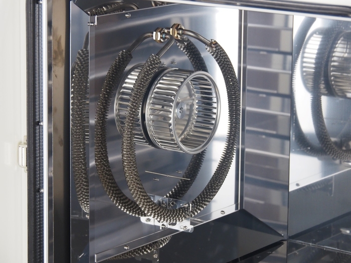 側面の設置構造で各段へ効率よく温風が流れていきます。 ※写真撮影のためユニットカバーを外していますが、実際は安全のためカバーしています。