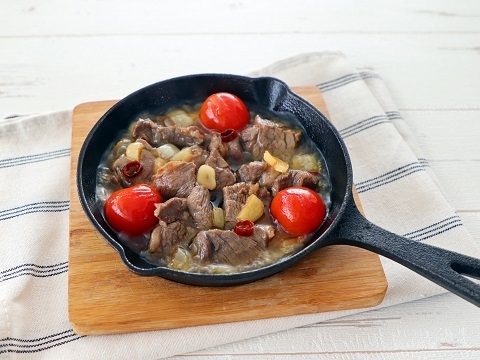 にんにくしょうゆ香る!牛ステーキの黒アヒージョ