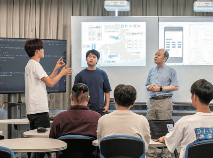 聴覚障害のある学生が学ぶ産業技術学部における議論の様子