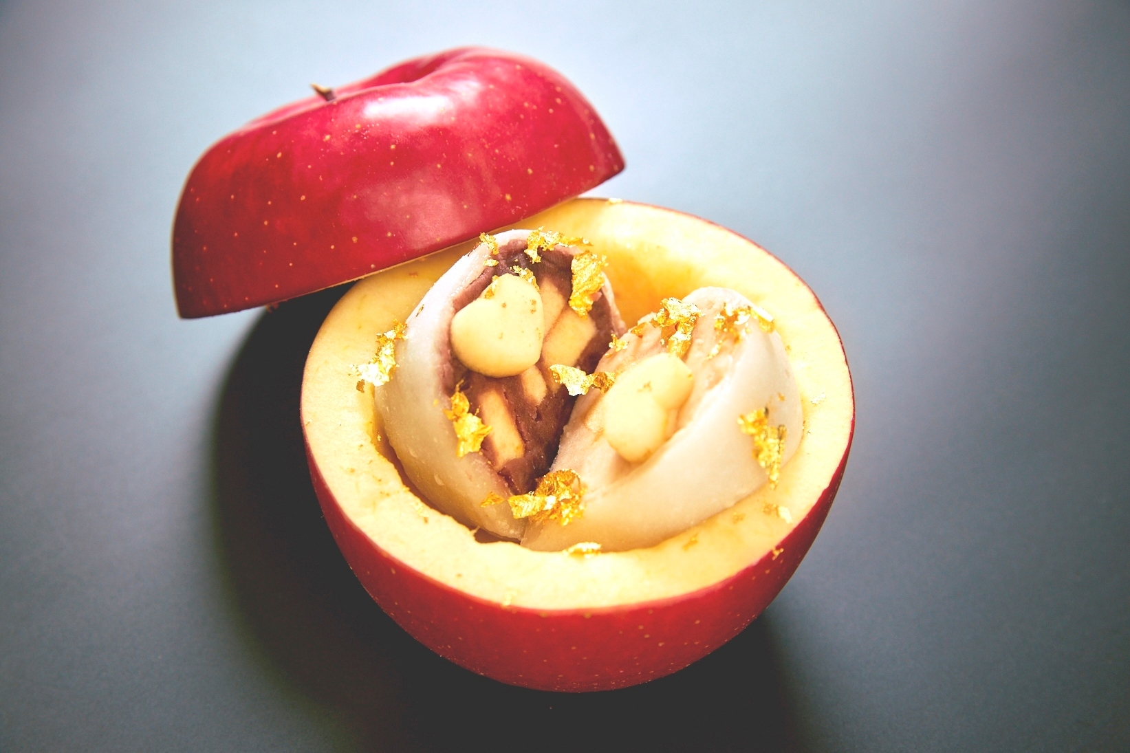 りんごの中に大福が!