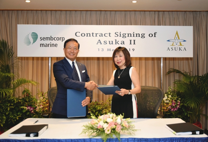 調印式1 2019年5月13日シンガポール (左)郵船クルーズ株式会社 代表取締役社長 坂本 深(右)Sembcorp Marine Repairs and Upgrades Director Ms. Wong Lee Lin /ウオン リーリン