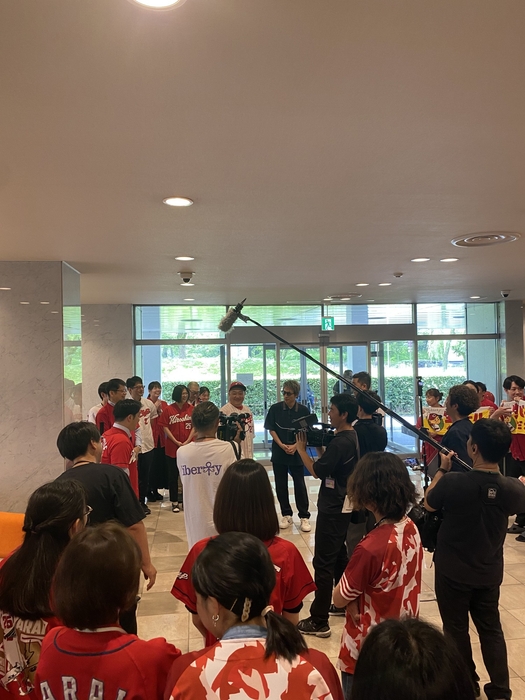 田村淳をカープファンが取り囲む⁈