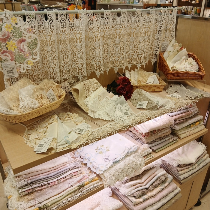 ワンポイントのテーブルマットから全体を覆うサイズまで。デザイン豊富にご用意しております