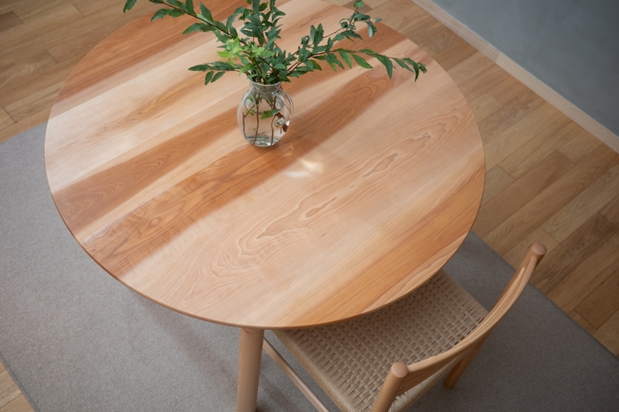 アサダ材の木目が美しい天板