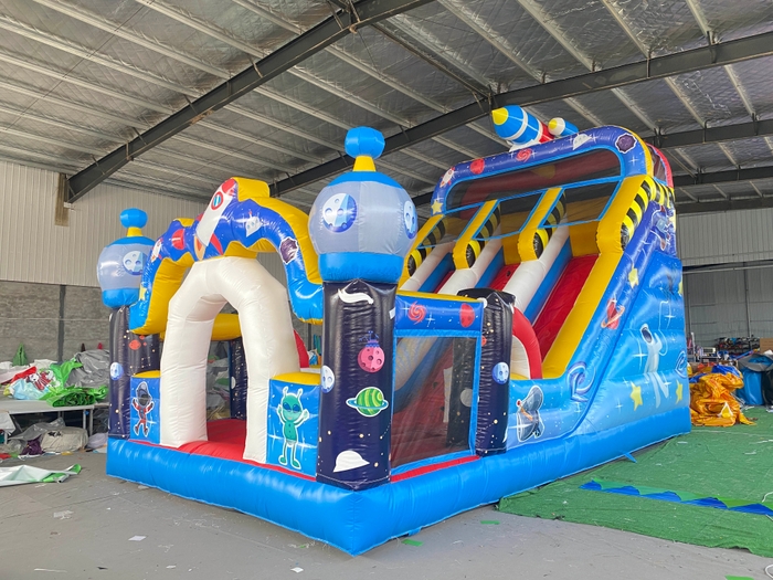 大型エアー遊具