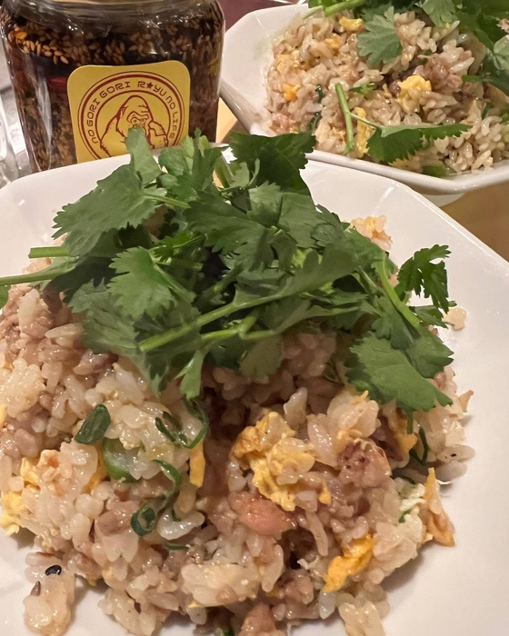 パクチーのせエスニックチャーハン BISTRO 三十五段屋