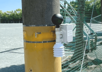 横須賀市立の中高24校に本格導入されている「熱中症予防対策システム」は、中央のWBGT（暑さ指数）測定器（黒い球が付いている機器）と、無線・電池レスデバイスで構成されている（画像提供／ニフコ）