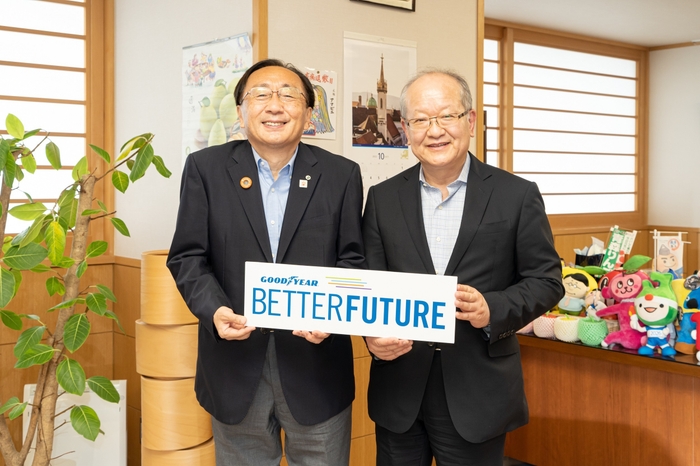 知事表敬訪問にて:三村 申吾青森県知事(左)/日本グッドイヤー代表取締役社長 金原 雄次郎(右)