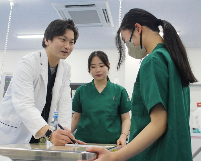 「リハビリを治療方法の一つに」と意欲を燃やす糸井助教(左)