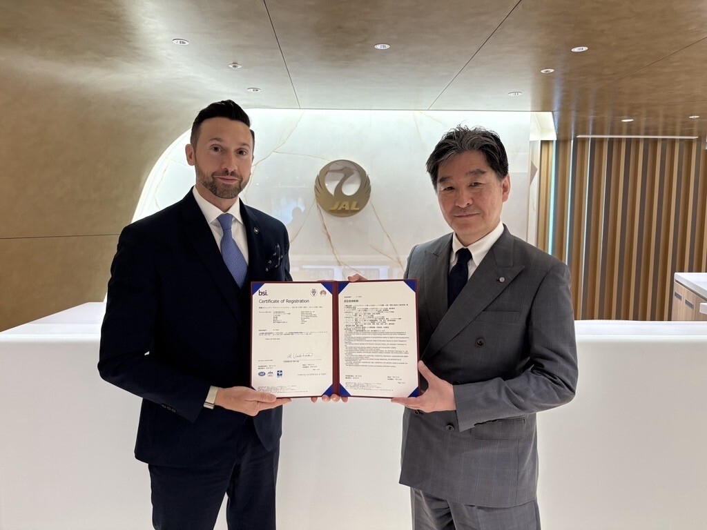 認証授与写真(1)BSIグループ グローバル認証ビジネス プレジデント Harold Pradal(左)、日本航空デジタルテクノロジー本部長 鈴木 啓介様(右)
